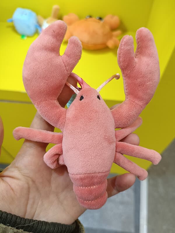 자수 눈, 들어올린 집게, 마디진 부드러운 바디의 핑크 랍스터 마스코트 봉제인형 — 선전 맞춤 봉제인형 공방 제작