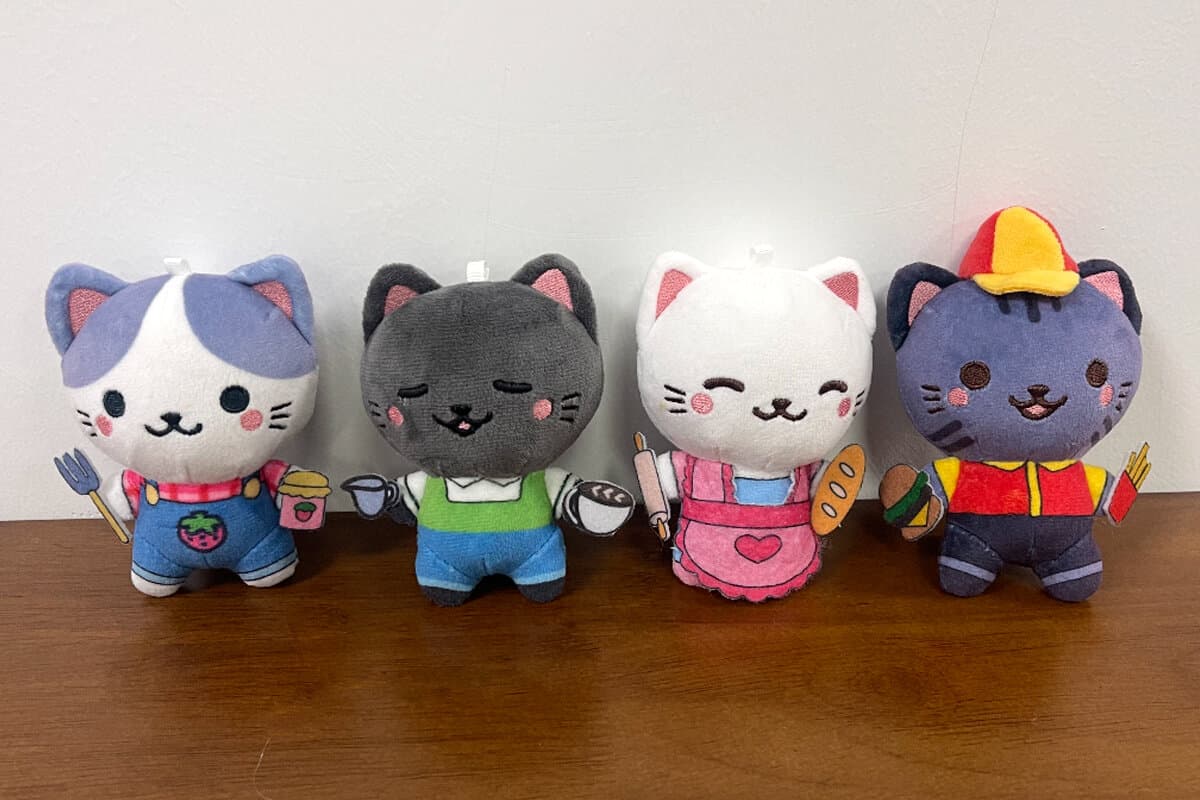 직업 콘셉트 고양이 마스코트 4종 세트 — 셰프, 베이커, 농부, 바리스타 고양이의 섬세한 자수 디테일, 선전 공방에서 봉제한 F&B 브랜드 맞춤 봉제인형 세트